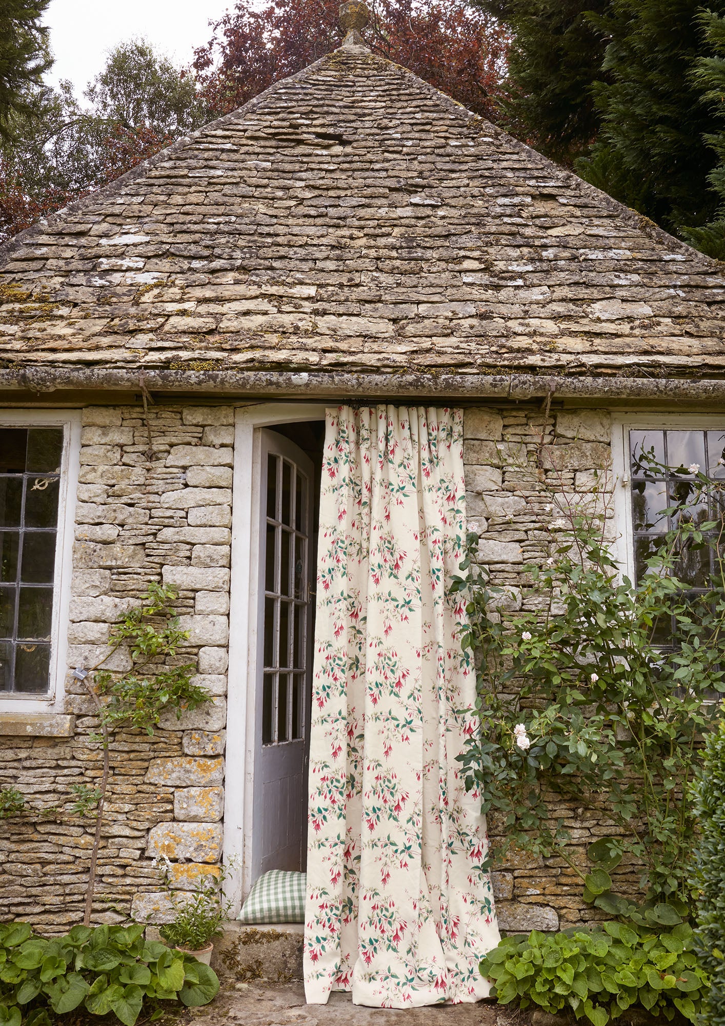 Colefax and Fowler Fuchsia Fabric