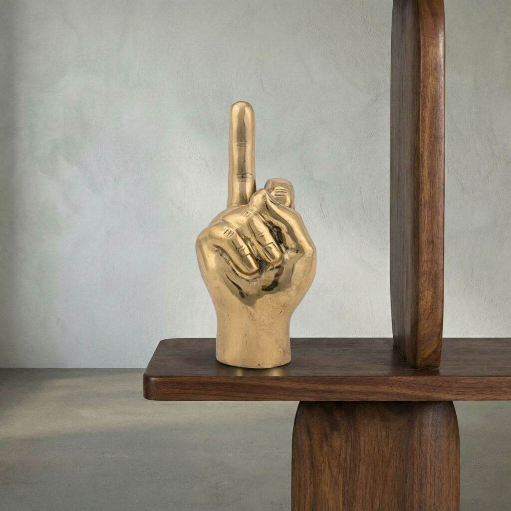 Noir The Finger, Brass