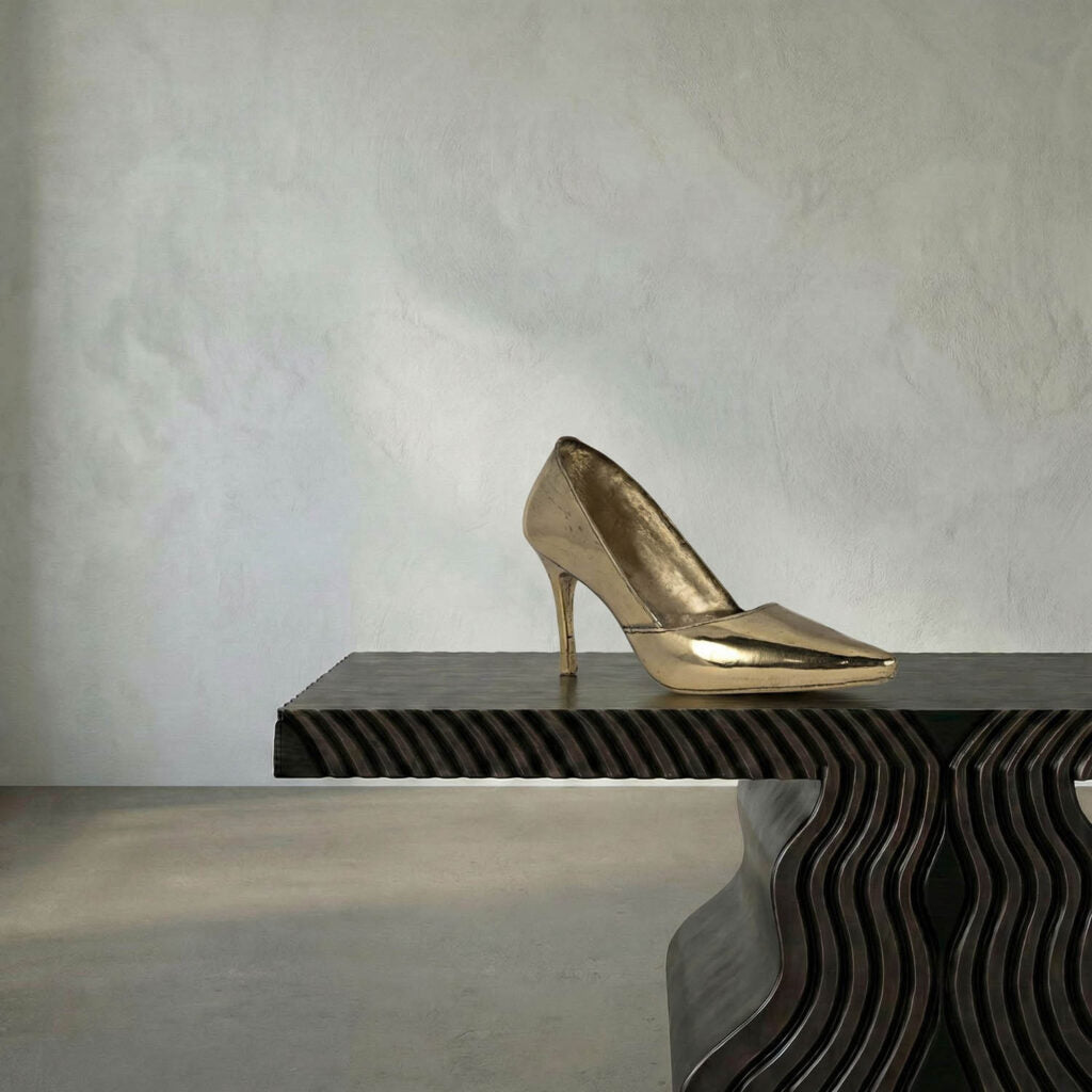 Noir Heel, Brass