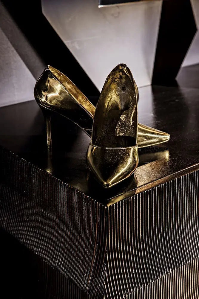 Noir Heel, Brass