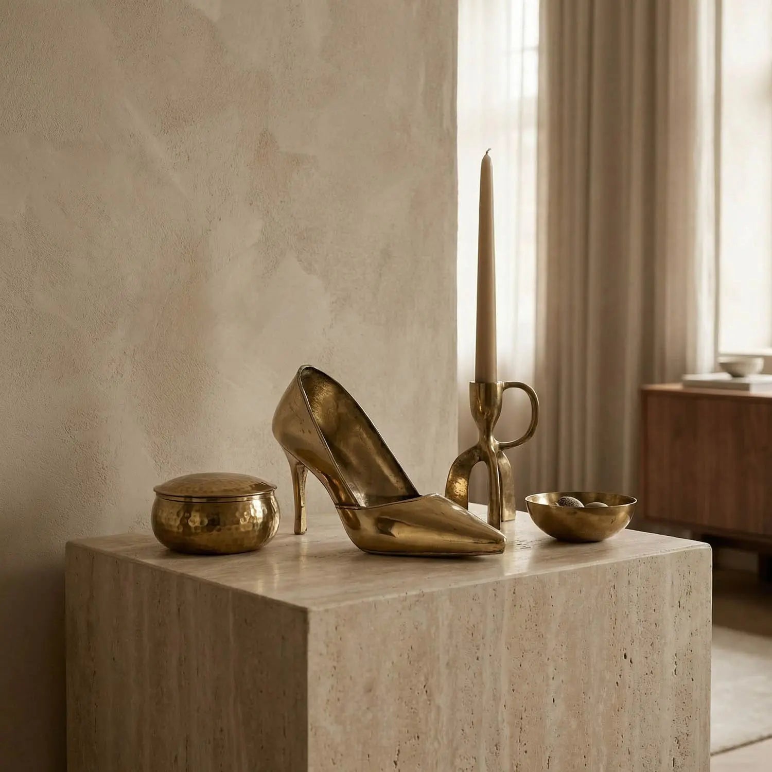 Noir Heel, Brass