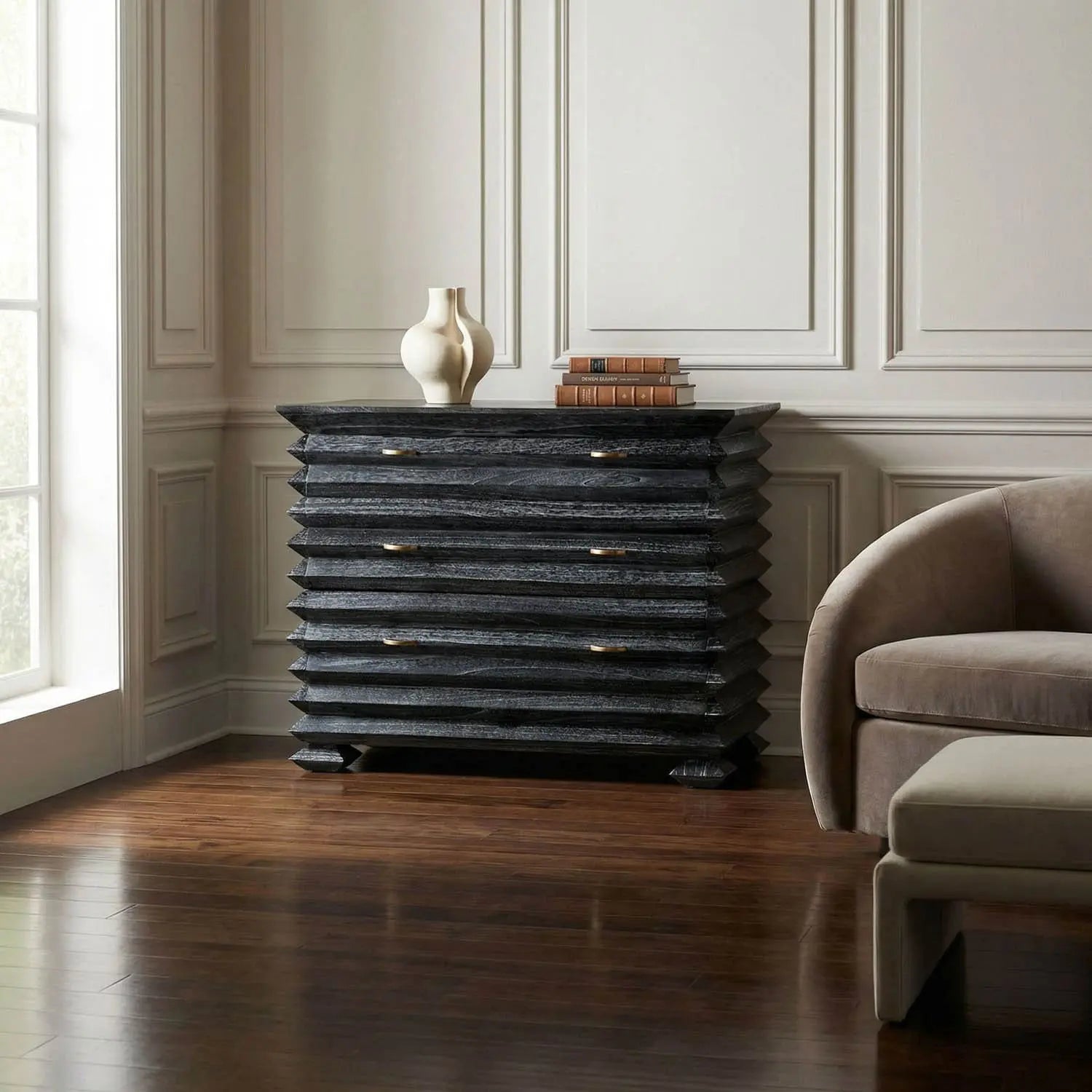Noir Tiago Chest
