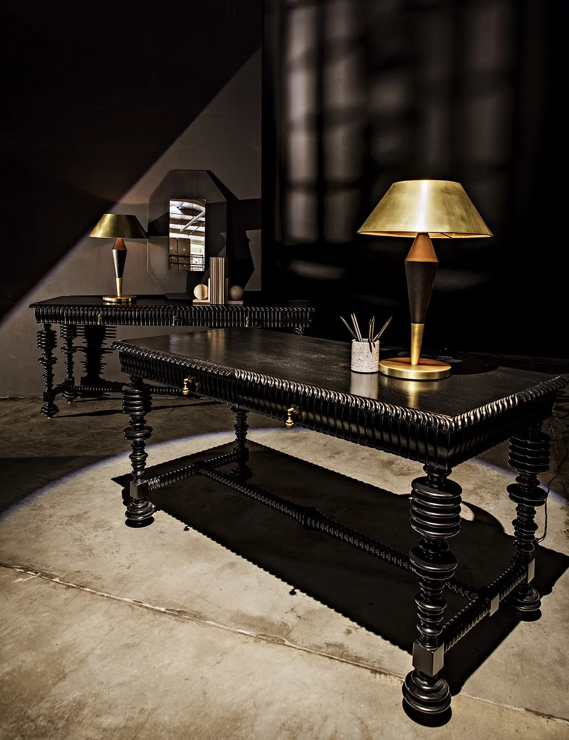 Noir Portuguese Desk