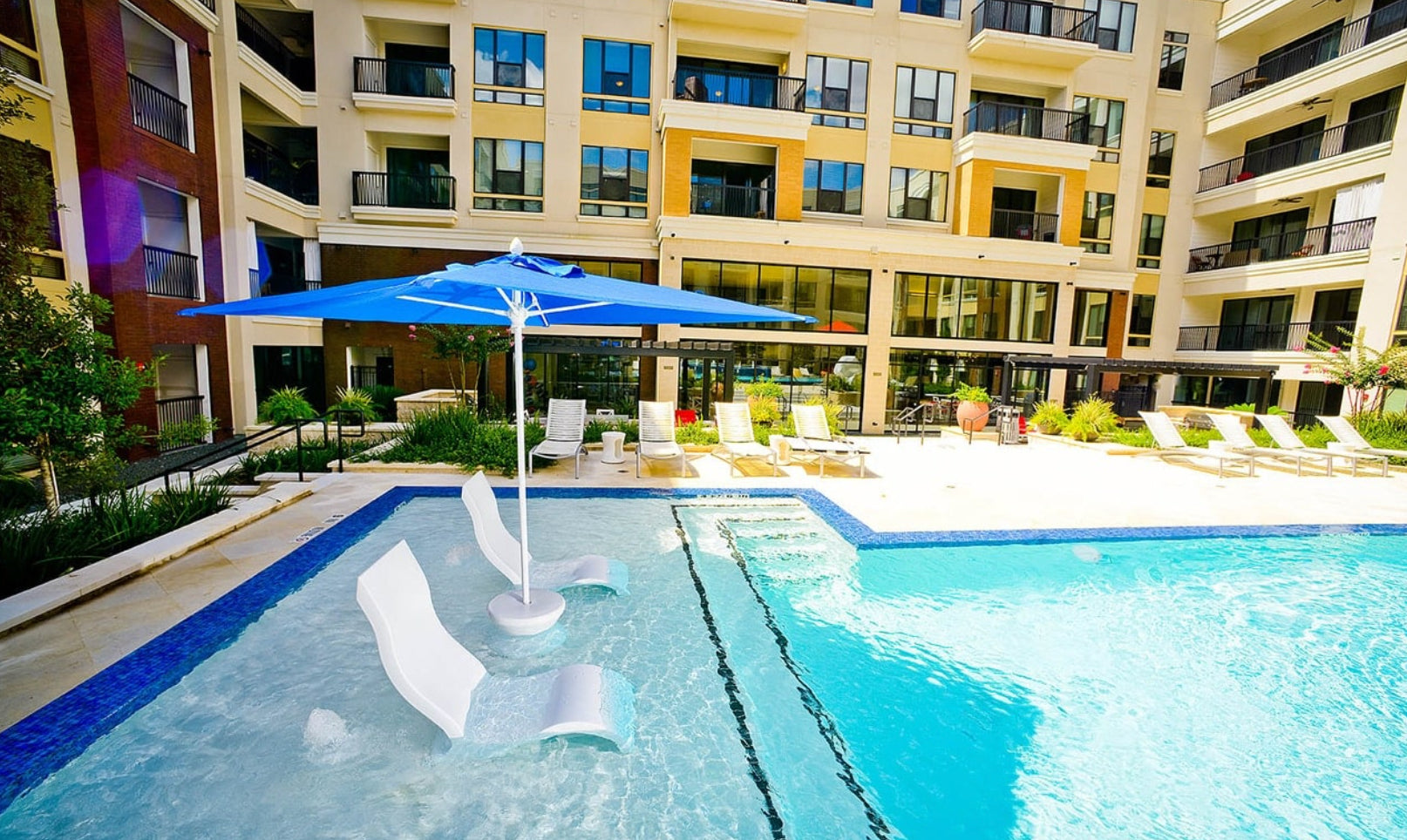 Ledge Lounger Signature Chair