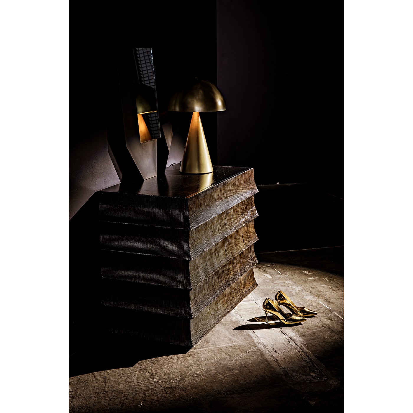Noir Heel, Brass