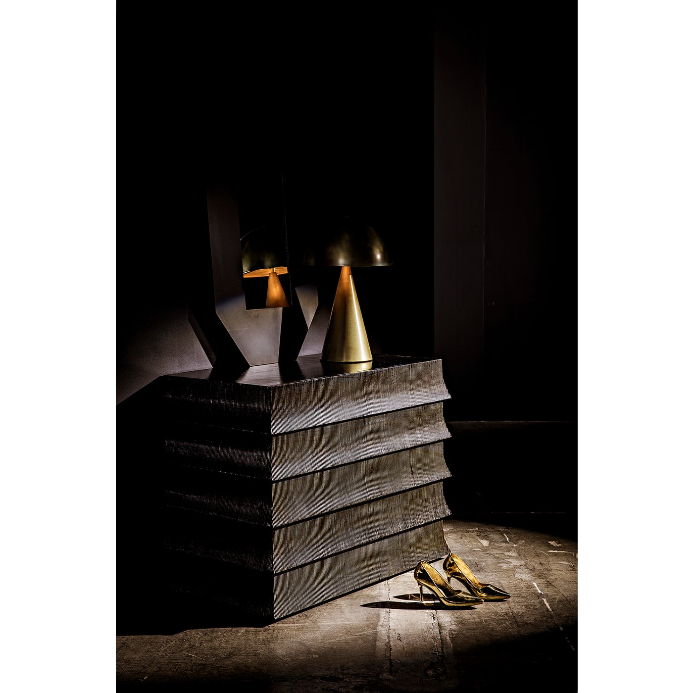 Noir Heel, Brass