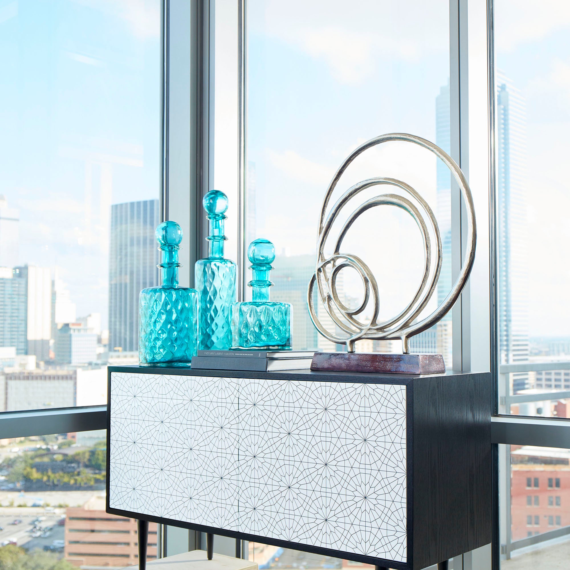 Lipsice Sculpture By Cyan Design