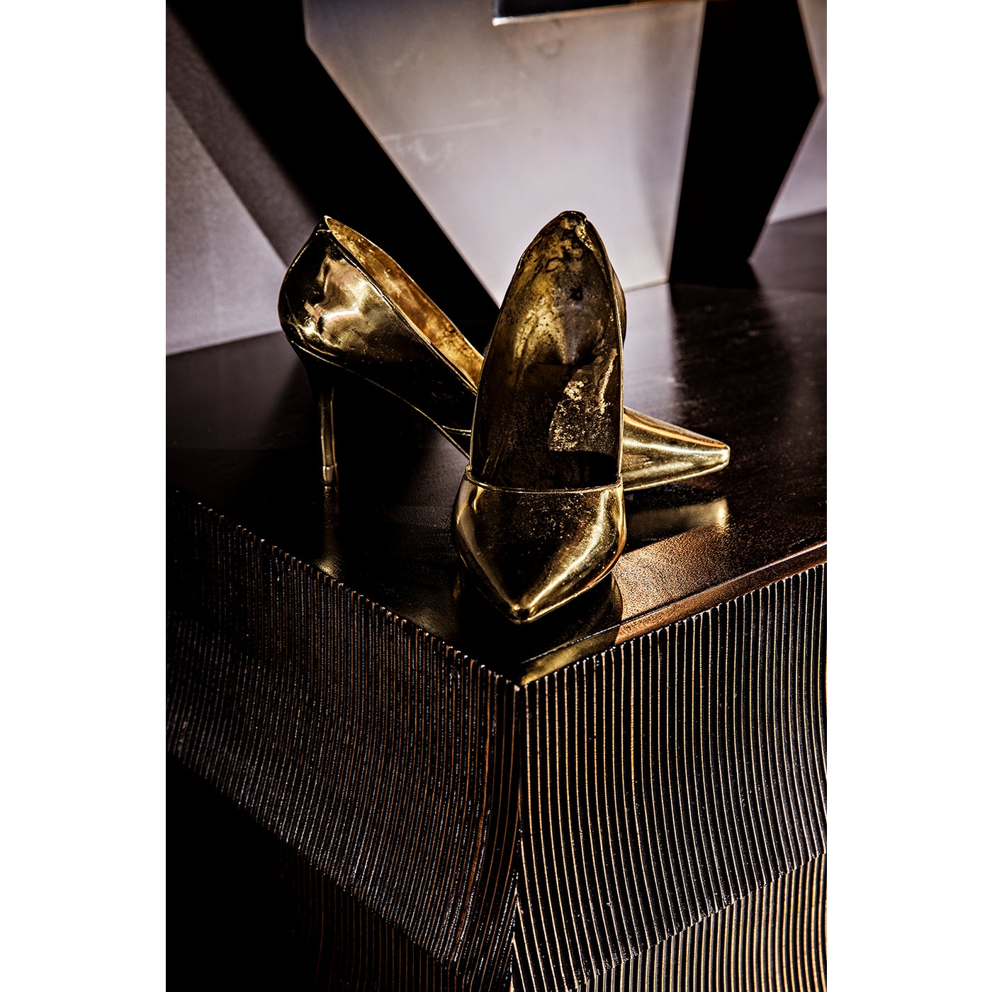 Noir Heel, Brass
