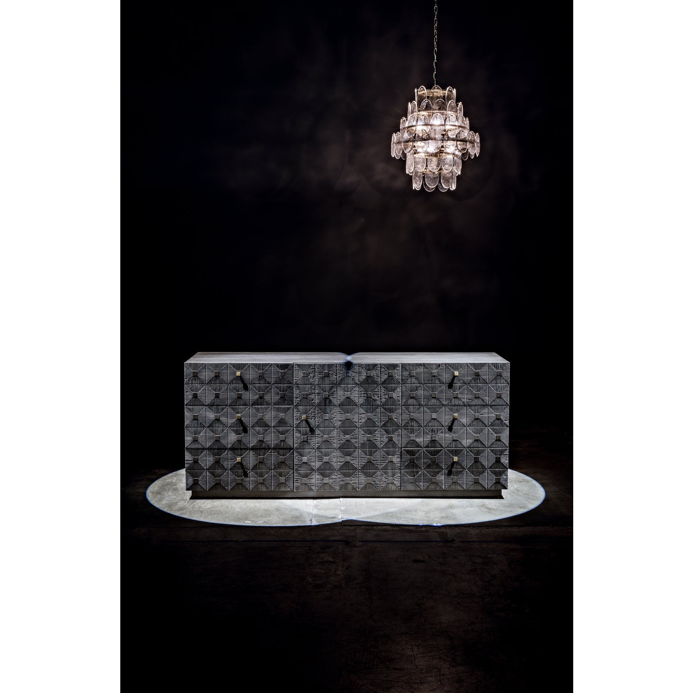 Noir Leon Dresser, Pale