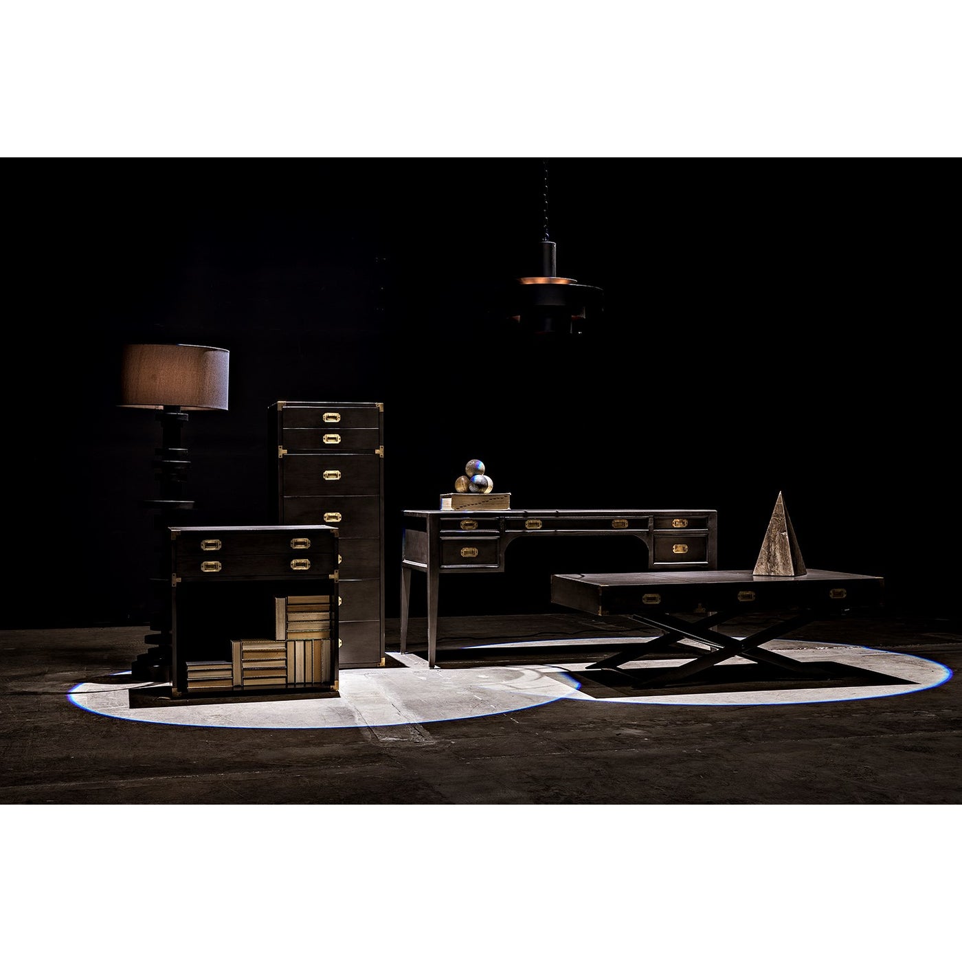 Noir Campaign Chest, Pale